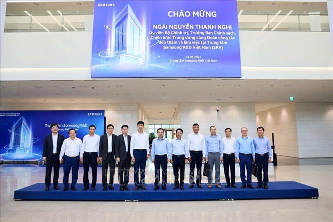 Trưởng Ban Chính sách, chiến lược Trung ương Nguyễn Thanh Nghị cùng đoàn công tác thăm, làm việc tại Trung tâm Nghiên cứu và Phát triển Samsung Việt Nam. Ảnh: TTXVN