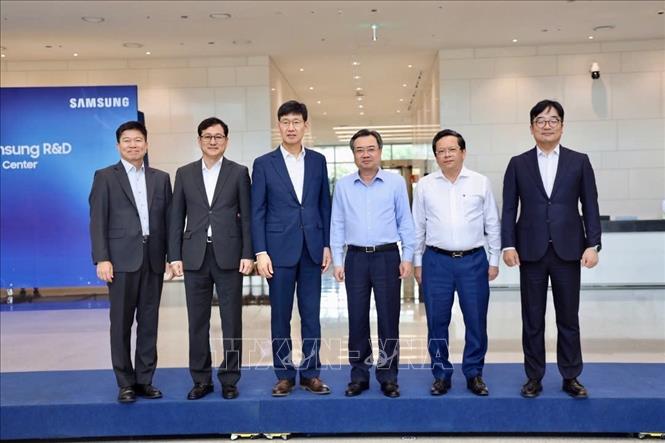 Trưởng Ban Chính sách, chiến lược Trung ương Nguyễn Thanh Nghị thăm, làm việc tại Trung tâm Nghiên cứu và Phát triển Samsung Việt Nam. Ảnh: TTXVN