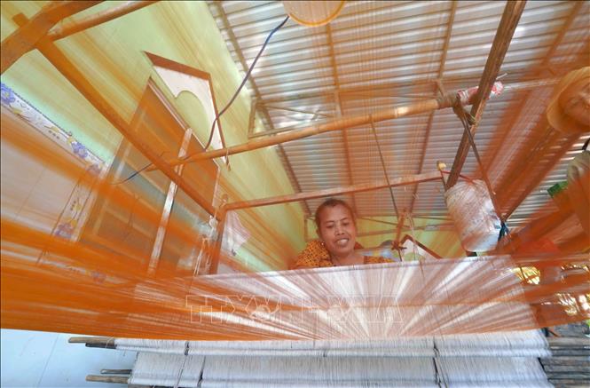Nghề dệt thổ cẩm Văn Giáo không chỉ mang lại sinh kế cho người dân mà còn góp phần lưu giữ một giá trị truyền thống đặc sắc của dân tộc Khmer. Ảnh: Khánh Hoà - TTXVN