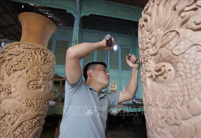 Được mệnh danh là “đệ nhất nghề mộc và chạm khắc gỗ vùng Tây Nam bộ”, làng mộc Chợ Thủ (xã Long Điền) đã tồn tại và phát triển hơn 100 năm, được người tiêu dùng gần xa ưa chuộng. Ảnh: Khánh Hoà - TTXVN