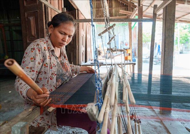 Nghề dệt thổ cẩm Văn Giáo mang lại sinh kế cho người dân đồng thời góp phần lưu giữ giá trị truyền thống đặc sắc của dân tộc Khmer. Ảnh: Khánh Hoà - TTXVN