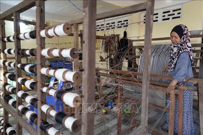 Phụ nữ Chăm với bàn tay khéo léo đã lưu giữ văn hóa truyền thống của dân tộc qua những sản phẩm thổ cẩm dệt thủ công. Ảnh: Khánh Hoà - TTXVN