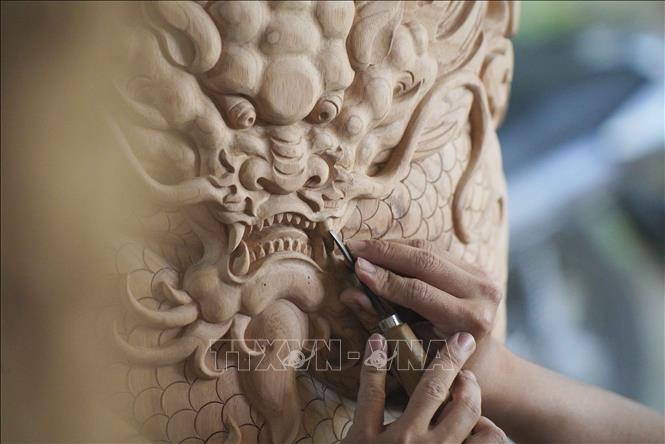 Thợ mộc Chợ Thủ nổi tiếng vùng Tây Nam bộ bởi nghề khắc gỗ, đẹp, tinh xảo đến từng chi tiết. Ảnh: Khánh Hoà - TTXVN