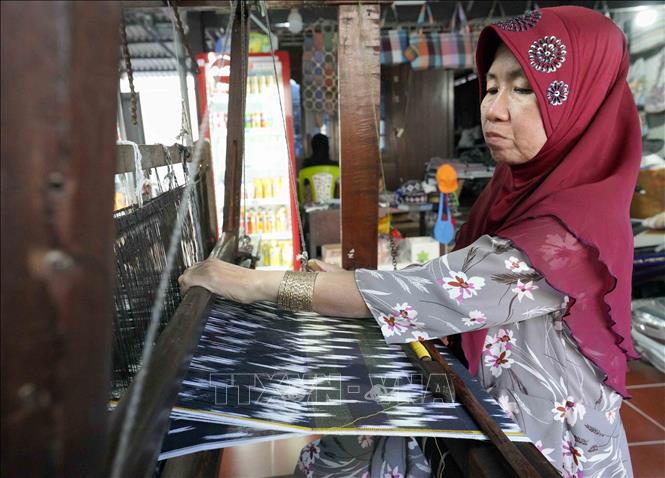 Nét đặc sắc của nghề dệt thổ cẩm của người Chăm nằm ở kỹ thuật dệt, màu sắc và cách tạo hoa văn trên sản phẩm. Ảnh: Khánh Hoà - TTXVN