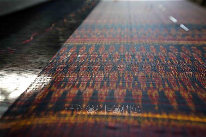 Thiết kế hoa văn trên vải dệt của người Khmer gắn liền văn hóa, tín ngưỡng và cuộc sống hằng ngày. Bí quyết tạo màu sắc đẹp và chất lượng cao cho sản phẩm dệt thổ cẩm Khmer là dùng chất liệu nhuộm từ thiên nhiên, làm cho lụa óng mượt mà không bị xù lông. Ảnh: Khánh Hoà - TTXVN

