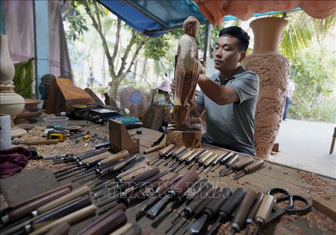 Nghề chạm khắc gỗ ở Chợ Thủ cần đến rất nhiều loại đục, một công cụ quan trọng trong nghề mộc. Ảnh: Khánh Hoà - TTXVN