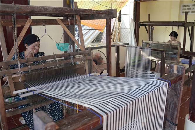 Làng nghề dệt thổ cẩm Châu Phong (xã Châu Đốc) nổi tiếng của người Chăm hình thành từ đầu thế kỷ XIX. Ảnh: Khánh Hoà - TTXVN