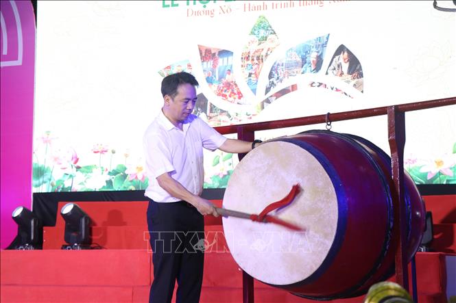 Phó Chủ tịch UBND thành phố Huế Trần Hữu Thùy Giang đánh trống khai hội Lễ hội làng Dương Nỗ 2026. Ảnh: Mai Trang - TTXVN