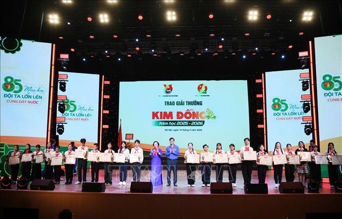 Đồng chí Phạm Thị Thanh Trà, Bí thư Trung ương Đảng, Phó Thủ tướng Chính phủ và đồng chí Bùi Quang Huy, Uỷ viên Trung ương Đảng, Phó Chủ tịch UBTW MTTQ Việt Nam, Bí thư thứ nhất Trung ương Đoàn trao Giải thưởng “Kim Đồng” cho cán bộ chỉ huy Đội, đội viên có thành tích xuất sắc trong học tập, rèn luyện và công tác Đội. Ảnh: Minh Đức - TTXVN