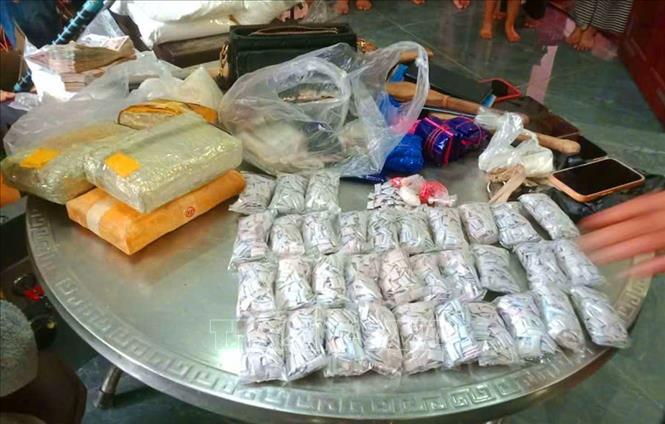 Ma túy tổng hợp và heroin thu giữ trong vụ án. Ảnh: TTXVN phát 