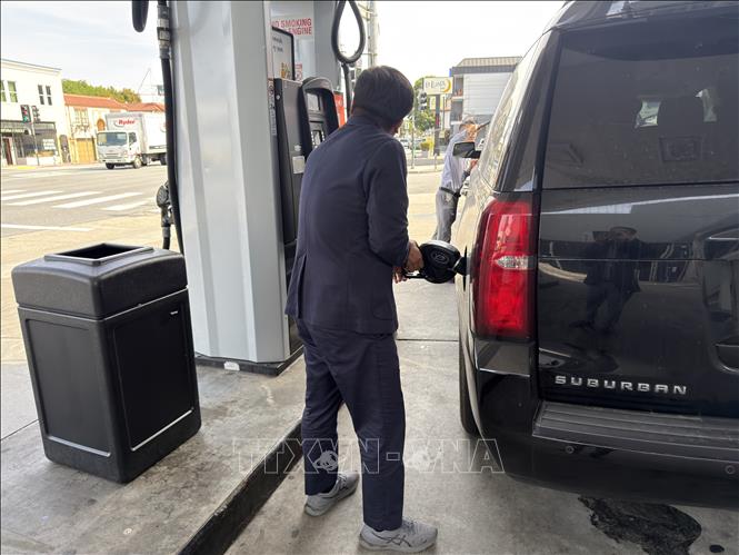 Tiếp nhiên liệu cho xe ô tô tại một trạm xăng ở thành phố San Francisco (Mỹ). Ảnh: Ngọc Quang – PV TTXVN tại Mỹ