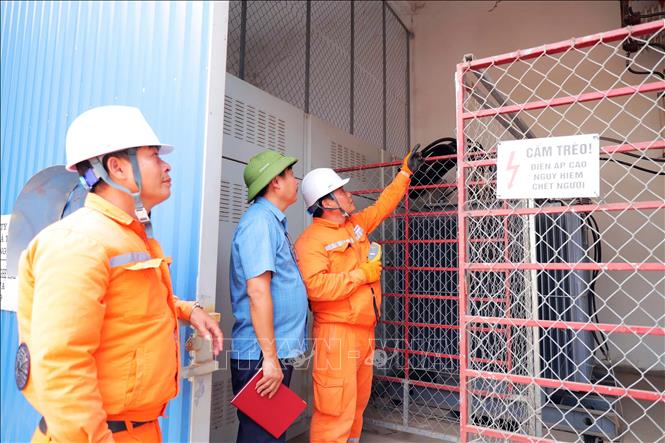 Cán bộ điện lực Hà Tĩnh kiểm tra hệ thống trạm biến áp cấp điện cho các khu dân cư. Ảnh: Hữu Quyết – TTXVN