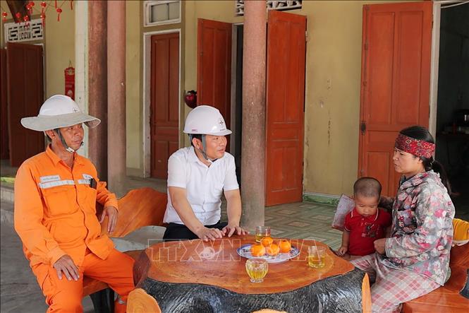 Cán bộ điện lực Hà Tĩnh tuyên truyền cho người dân về cách sử dụng điện hợp lý‎. Ảnh: Hữu Quyết – TTXVN 