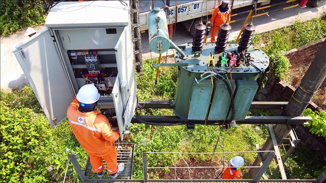 Cán bộ điện lực Cẩm Xuyên kiểm tra hệ thống trạm biến áp. Ảnh: Hữu Quyết – TTXVN