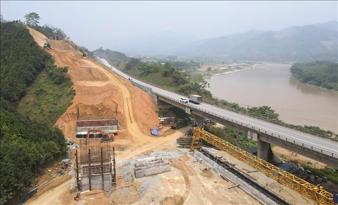 Theo Ban Quản lý dự án các đường cao tốc phía Bắc cho biết, riêng dự án nâng cấp mở rộng cao tốc Nội Bài - Lào Cai cần gần 1,9 triệu m³ đá là một thách thức lớn cho tỉnh Lào Cai. Ảnh: Quốc Khánh - TTXVN