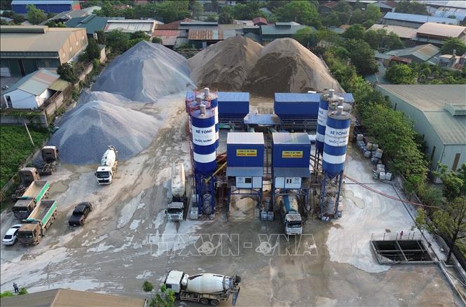 Năm 2026, toàn tỉnh sẽ có thêm hàng nghìn km đường giao thông nông thôn nên khối lượng đá đáp ứng cho các trạm bê tông tươi thương phảm rất lớn. Ảnh: Quốc Khánh - TTXVN