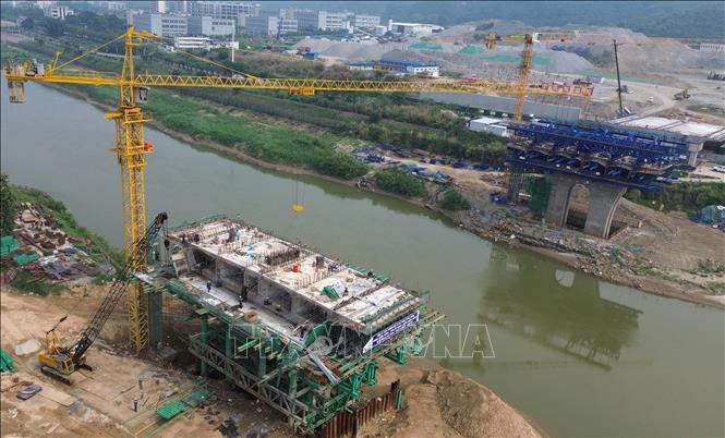 Dự án xây dựng công trình cầu đường bộ qua sông Hồng nối khu vực Bát Xát (Việt Nam) với Bá Sái (Trung Quốc) là dự án trọng điểm của tỉnh Lào Cai sẽ được hoàn thành vào cuối năm 2026, nguồn vật liệu trong đó đá xây dựng phải luôn được đảm bảo để đáp ứng đúng tiến độ toàn dự án. Ảnh: Quốc Khánh - TTXVN