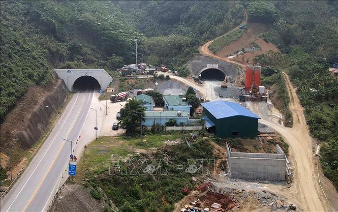 Theo Ban Quản lý dự án các đường cao tốc phía Bắc cho biết, riêng dự án nâng cấp mở rộng cao tốc Nội Bài - Lào Cai cần gần 1,9 triệu m³ đá là một thách thức lớn cho tỉnh Lào Cai. Ảnh: Quốc Khánh - TTXVN