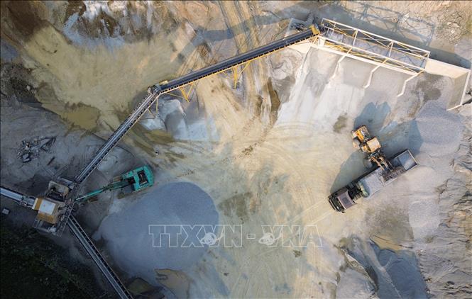Hoạt động khai thác đá tại một mỏ đá trên địa bàn xã Phong Hải, tỉnh Lào Cai. Ảnh: Quốc Khánh - TTXVN