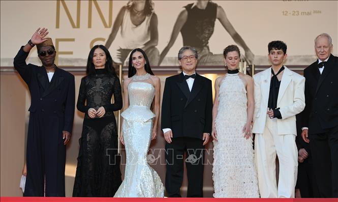 Liên hoan phim (LHP) Cannes 2026 chính thức khai màn tại Pháp ngày 12/5/2026, mở ra cuộc đua được giới điện ảnh toàn cầu chờ đợi nhất năm: tìm kiếm những bộ phim có thể trở thành “cơn địa chấn” nghệ thuật tại mùa giải Oscar tới. Năm nay, 22 bộ phim sẽ tranh giải Cành cọ Vàng. Trong ảnh: Ban giám khảo tại LHP Cannes lần thứ 79 ở Cannes, Pháp, ngày 12/5/2026. Ảnh: THX/TTXVN