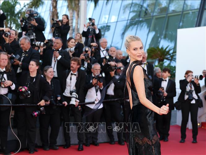 Liên hoan phim (LHP) Cannes 2026 chính thức khai màn tại Pháp ngày 12/5/2026, mở ra cuộc đua được giới điện ảnh toàn cầu chờ đợi nhất năm: tìm kiếm những bộ phim có thể trở thành “cơn địa chấn” nghệ thuật tại mùa giải Oscar tới. Năm nay, 22 bộ phim sẽ tranh giải Cành cọ Vàng. Trong ảnh: Nữ diễn viên Poppy Delevingne tại LHP Cannes lần thứ 79 ở Cannes, Pháp, ngày 12/5/2026. Ảnh: THX/TTXVN