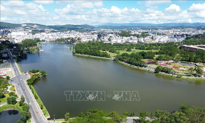 Vẻ đẹp nên thơ của Danh lam thắng cảnh quốc gia hồ Xuân Hương (phường Xuân Hương – Đà Lạt). Ảnh: Nguyễn Huy Thành – TTXVN