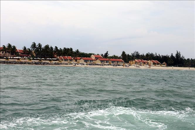 Tuyến đê ngầm phá sóng phía ngoài biển được kỳ vọng sẽ giải bài toán nước biển xâm thực nghiêm trọng, làm mất các bãi tắm, đe dọa trực tiếp các công trình, khu nghỉ dưỡng ở khu vực Hội An, TP. Đà Nẵng. Ảnh: Đỗ Trưởng – TTXVN