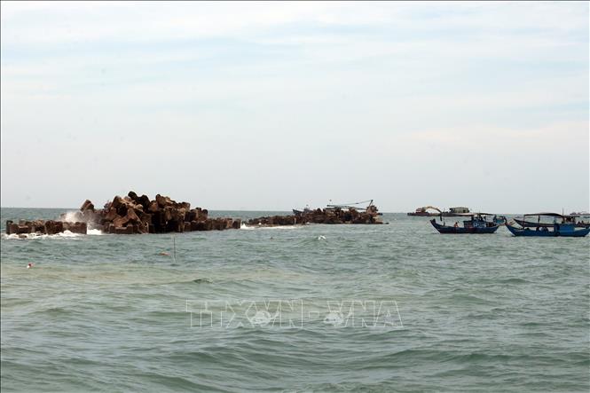 Thi công tuyến đê ngầm phá sóng cách bờ biển khu vực Cửa Đại-Hội An hơn 200m để ngăn chặn tình trạng xói lở nghiêm trọng phía trong bờ. Ảnh: Đỗ Trưởng – TTXVN