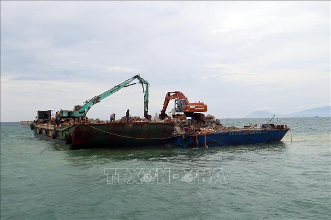 Thi công tuyến đê ngầm phá sóng cách bờ biển khu vực Cửa Đại-Hội An hơn 200m để ngăn chặn tình trạng xói lở nghiêm trọng phía trong bờ. Ảnh: Đỗ Trưởng – TTXVN