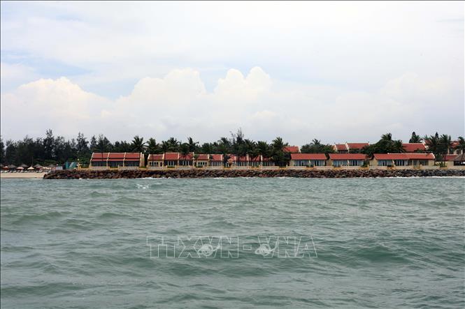 Tuyến đê ngầm phá sóng phía ngoài biển được kỳ vọng sẽ giải bài toán nước biển xâm thực nghiêm trọng, làm mất các bãi tắm, đe dọa trực tiếp các công trình, khu nghỉ dưỡng ở khu vực Hội An, TP. Đà Nẵng. Ảnh: Đỗ Trưởng – TTXVN
