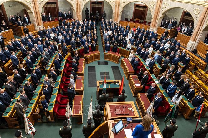 Ngày 12/5/2026, Chính phủ mới của Hungary do Thủ tướng Peter Magyar lãnh đạo đã chính thức tuyên thệ nhậm chức tại trụ sở Quốc hội ở thủ đô Budapest. Phát biểu trước Quốc hội, tân Thủ tướng Magyar cho biết chính quyền mới sẽ tập trung vào việc khôi phục lòng tin của công chúng, cải thiện quản trị và xây dựng lại các mối quan hệ quốc tế của Hungary. Ảnh: THX/TTXVN