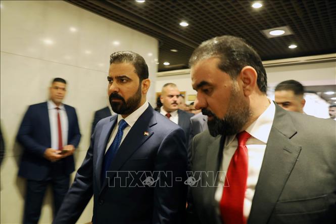 Quốc hội Iraq ngày 14/5/2026 đã phê chuẩn nội các của Thủ tướng mới Ali al-Zaidi (ảnh, trái), chấm dứt nhiều tháng bế tắc chính trị sau cuộc bầu cử hồi tháng 11 năm ngoái. Phát biểu sau cuộc bỏ phiếu, Tổng thống Iraq Nizar Amidi đánh giá việc Quốc hội thông qua nội các là “một dấu mốc quốc gia quan trọng” và là bước đi mang tính hiến pháp nhằm củng cố ổn định chính trị, tăng cường an ninh và chủ quyền của đất nước. Ảnh: THX/TTXVN