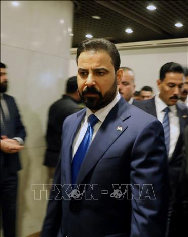 Quốc hội Iraq ngày 14/5/2026 đã phê chuẩn nội các của Thủ tướng mới Ali al-Zaidi (ảnh), chấm dứt nhiều tháng bế tắc chính trị sau cuộc bầu cử hồi tháng 11 năm ngoái. Phát biểu sau cuộc bỏ phiếu, Tổng thống Iraq Nizar Amidi đánh giá việc Quốc hội thông qua nội các là “một dấu mốc quốc gia quan trọng” và là bước đi mang tính hiến pháp nhằm củng cố ổn định chính trị, tăng cường an ninh và chủ quyền của đất nước. Ảnh: THX/TTXVN