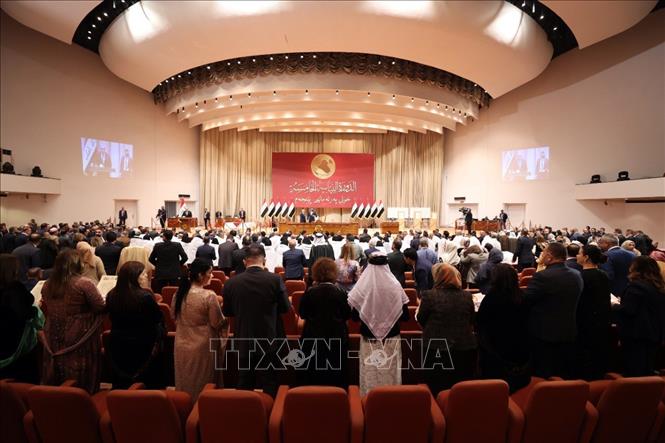 Quốc hội Iraq ngày 14/5/2026 đã phê chuẩn nội các của Thủ tướng mới Ali al-Zaidi, chấm dứt nhiều tháng bế tắc chính trị sau cuộc bầu cử hồi tháng 11 năm ngoái. Phát biểu sau cuộc bỏ phiếu, Tổng thống Iraq Nizar Amidi đánh giá việc Quốc hội thông qua nội các là “một dấu mốc quốc gia quan trọng” và là bước đi mang tính hiến pháp nhằm củng cố ổn định chính trị, tăng cường an ninh và chủ quyền của đất nước. Ảnh: THX/TTXVN