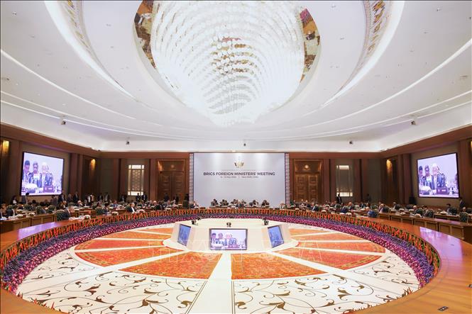 Ngày 14/5/2026, Ngoại trưởng các nước BRICS đã nhóm họp tại thủ đô New Delhi của Ấn Độ trong bối cảnh New Delhi cảnh báo thế giới đang trải qua giai đoạn “biến động đáng kể” khi các cuộc xung đột làm gia tăng bất ổn kinh tế và mất an ninh năng lượng. Cuộc chiến tại Iran cùng cuộc khủng hoảng nhiên liệu liên quan đang là chủ đề chi phối các cuộc thảo luận trong khuôn khổ hội nghị kéo dài 2 ngày 14 - 15/5. Ảnh: ANI/TTXVN