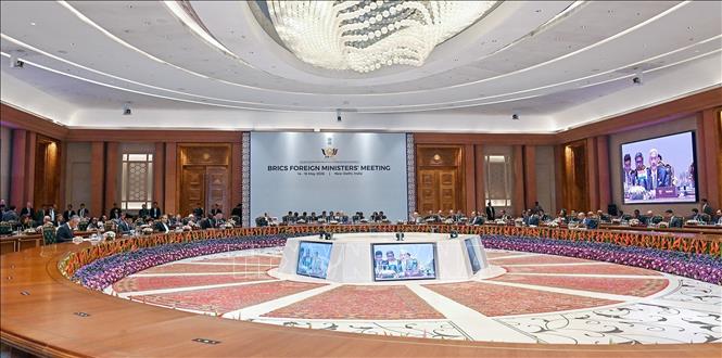 Ngày 14/5/2026, Ngoại trưởng các nước BRICS đã nhóm họp tại thủ đô New Delhi của Ấn Độ trong bối cảnh New Delhi cảnh báo thế giới đang trải qua giai đoạn “biến động đáng kể” khi các cuộc xung đột làm gia tăng bất ổn kinh tế và mất an ninh năng lượng. Cuộc chiến tại Iran cùng cuộc khủng hoảng nhiên liệu liên quan đang là chủ đề chi phối các cuộc thảo luận trong khuôn khổ hội nghị kéo dài 2 ngày 14 - 15/5. Ảnh: ANI/TTXVN