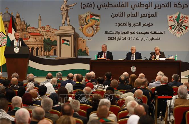 Đại hội lần thứ 8 của Phong trào Giải phóng dân tộc Palestine (Fatah) ngày 14/5/2026 đã bầu Tổng thống chính quyền Palestine Mahmoud Abbas tiếp tục giữ chức lãnh đạo phong trào. Theo hãng thông tấn WAFA, các thành viên dự Đại hội đã nhất trí bầu ông Abbas làm Chủ tịch và Tổng tư lệnh phong trào, tái khẳng định sự tin tưởng đối với vai trò lãnh đạo của ông trong giai đoạn được mô tả là “nhạy cảm” của lịch sử Palestine. Ảnh: THX/TTXVN
