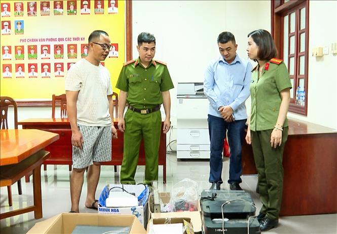 Đối tượng Lê Thế Hải, Lê Thế Bẩy cùng tang vật bị thu giữ tại Cơ quan Công an. Ảnh: TTXVN phát