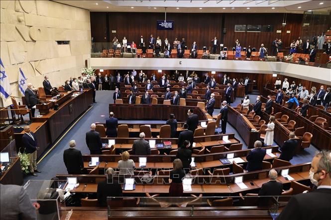 Ngày 13/5/2026, lãnh đạo liên minh cầm quyền Israel Ofir Katz đã trình dự luật giải tán Knesset (Quốc hội). Động thái này có thể mở đường cho một cuộc bầu cử sớm tại nước này. Theo dự luật, thời điểm tổ chức bầu cử sẽ được quyết định thông qua các cuộc thảo luận tại Ủy ban Nội vụ của Quốc hội Israel. Trong ảnh (tư liệu): Quang cảnh phiên họp Quốc hội Israel tại Jerusalem. Ảnh: THX/TTXVN 