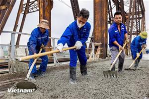 Cầu Long Biên được thay “lớp áo mới,” sẽ thông xe vào ngày 27/5
