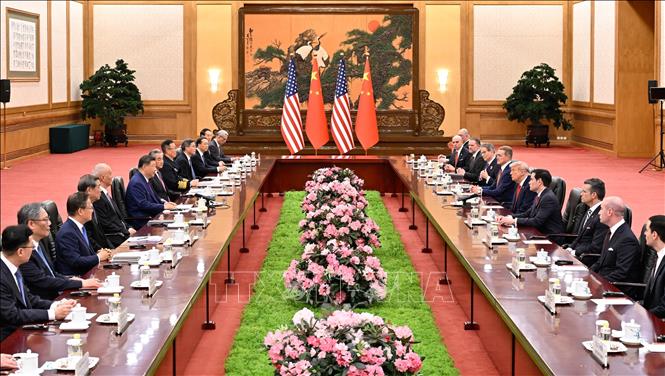 Ngày 14/5/2026, Chủ tịch Trung Quốc Tập Cận Bình và Tổng thống Donald Trump đã có cuộc hội đàm song phương tại thủ đô Bắc Kinh. Chủ tịch Trung Quốc Tập Cận Bình nhấn mạnh tầm quan trọng của việc duy trì mối quan hệ song phương ổn định, hỗ trợ nhau để đạt được thành công và thịnh vượng, cũng như góp phần giải quyết những vấn đề của thời đại trong bối cảnh tình hình thế giới đang biến động mạnh. Về phần mình, Tổng thống Trump cho biết ông mong chờ “một cuộc thảo luận lớn” với Chủ tịch Trung Quốc Tập Cận Bình, đồng thời hy vọng hai nước sẽ có “một tương lai tuyệt vời cùng nhau”. Ảnh: THX/TTXVN