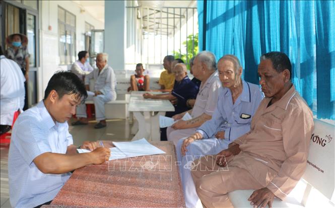 Người dân đến khám tại điểm khám sức khỏe, khám sàng lọc Trung tâm Bảo trợ xã hội Bạc Liêu (ấp Nước Mặn, Xã Hưng Hội). Ảnh: Tuấn Kiệt – TTXVN