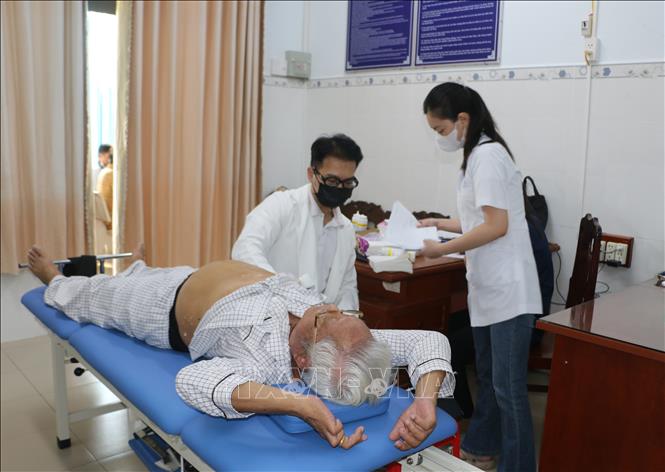 Các y, bác sĩ khám sức khỏe, khám sàng lọc cho người dân tại điểm khám ở Trung tâm Bảo trợ xã hội Bạc Liêu (ấp Nước Mặn, Xã Hưng Hội). Ảnh: Tuấn Kiệt – TTXVN