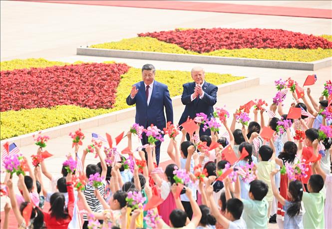 Ngày 14/5/2026, Chủ tịch Trung Quốc Tập Cận Bình và Tổng thống Donald Trump đã có cuộc hội đàm song phương tại thủ đô Bắc Kinh. Chủ tịch Trung Quốc Tập Cận Bình nhấn mạnh tầm quan trọng của việc duy trì mối quan hệ song phương ổn định, hỗ trợ nhau để đạt được thành công và thịnh vượng, cũng như góp phần giải quyết những vấn đề của thời đại trong bối cảnh tình hình thế giới đang biến động mạnh. Về phần mình, Tổng thống Trump cho biết ông mong chờ “một cuộc thảo luận lớn” với Chủ tịch Trung Quốc Tập Cận Bình, đồng thời hy vọng hai nước sẽ có “một tương lai tuyệt vời cùng nhau”. Ảnh: THX/TTXVN