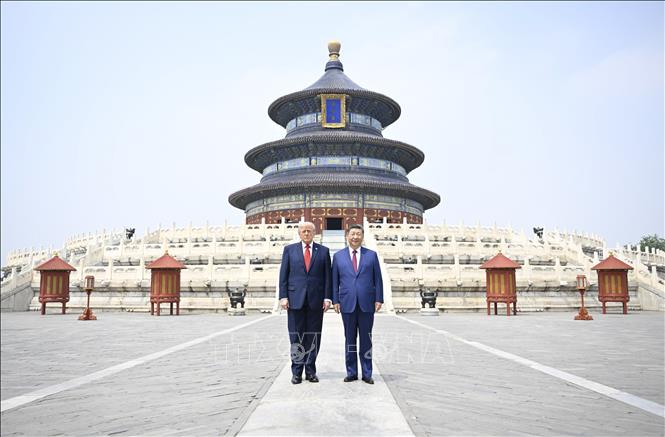 Ngày 14/5/2026, Chủ tịch Trung Quốc Tập Cận Bình và Tổng thống Donald Trump đã có cuộc hội đàm song phương tại thủ đô Bắc Kinh. Chủ tịch Trung Quốc Tập Cận Bình nhấn mạnh tầm quan trọng của việc duy trì mối quan hệ song phương ổn định, hỗ trợ nhau để đạt được thành công và thịnh vượng, cũng như góp phần giải quyết những vấn đề của thời đại trong bối cảnh tình hình thế giới đang biến động mạnh. Về phần mình, Tổng thống Trump cho biết ông mong chờ “một cuộc thảo luận lớn” với Chủ tịch Trung Quốc Tập Cận Bình, đồng thời hy vọng hai nước sẽ có “một tương lai tuyệt vời cùng nhau”. Ảnh: THX/TTXVN