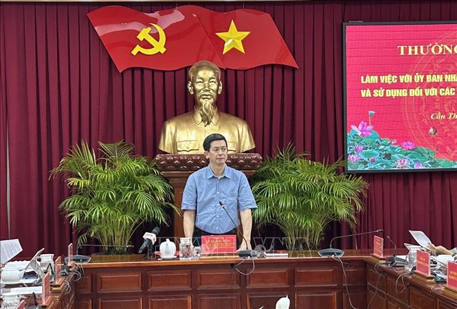 Ông Lê Quang Tùng, Ủy viên BCH Trung ương Đảng, Bí thư Thành ủy, Trưởng đoàn ĐBQH thành phố Cần Thơ, phát biểu. Ảnh: Ngọc Thiện-TTXVN