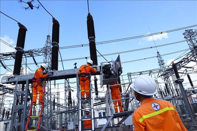 Bảo dưỡng thiết bị tại TBA 220kV Tuy Hòa (TTĐ Đắc Lắk). Ảnh: Huy Hùng - TTXVN
