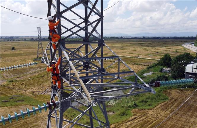Tổ quản lý vận hành đường dây Phú Yên (TTĐ Đắc Lắk) kiểm tra tại vị trí cột 10 tuyến đường dây 220kV Tuy Hòa – Vạn Ninh. Ảnh: Huy Hùng - TTXVN
