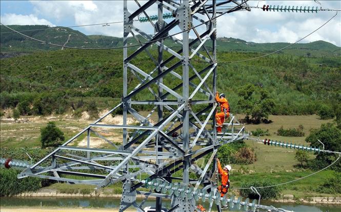 Tổ quản lý vận hành đường dây Phú Yên (TTĐ Đắc Lắk) kiểm tra tại vị trí cột 10 tuyến đường dây 220kV Tuy Hòa – Vạn Ninh. Ảnh: Huy Hùng - TTXVN