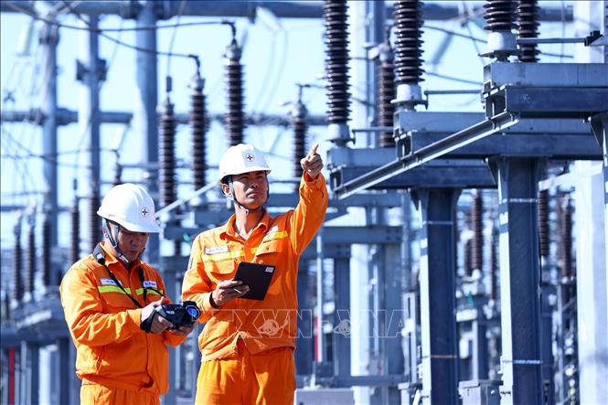 Tổ thao tác lưu động Quy Nhơn (TTĐ Gia Lai) kiểm tra thiết bị tại TBA 220kV Quy Nhơn. Ảnh: Huy Hùng - TTXVN